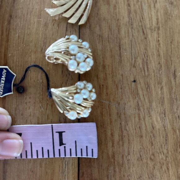 Vtg CROWN TRIFARI Brushed Gold Tone Faux Pearls Earrings Clip On Pin Brooch Set - Picture 13 of 13